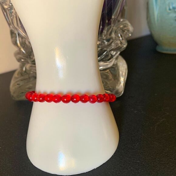 Vintage Red Round Glass Bead Bracelet, Mint, Unmarked - Picture 2 of 3